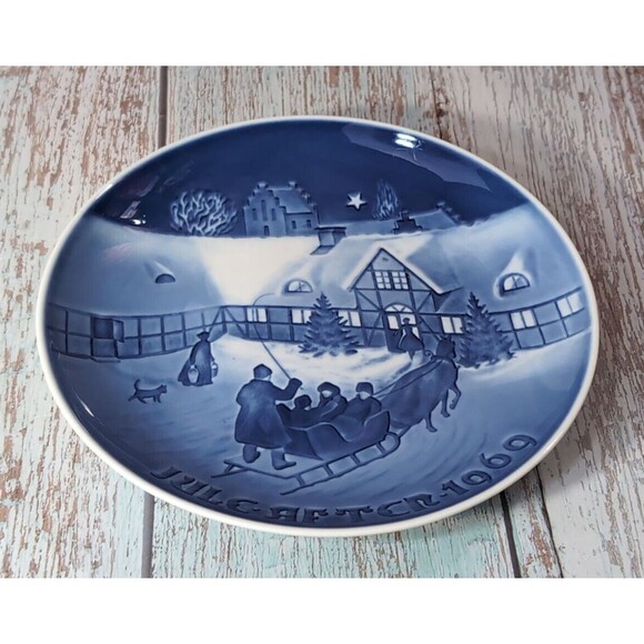 Bing & Grondahl Christmas Plate 1969  "Arrival Of Christmas Guests "  Blue/White - Picture 6 of 7